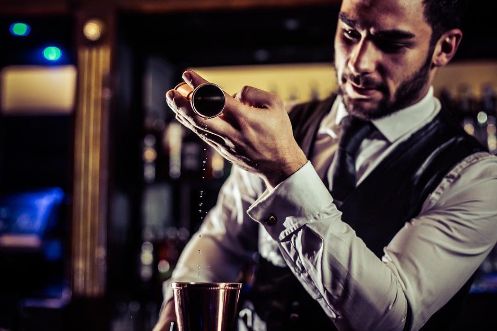 London-Waiters-and-bartenders-mixologists-cocktail-catering